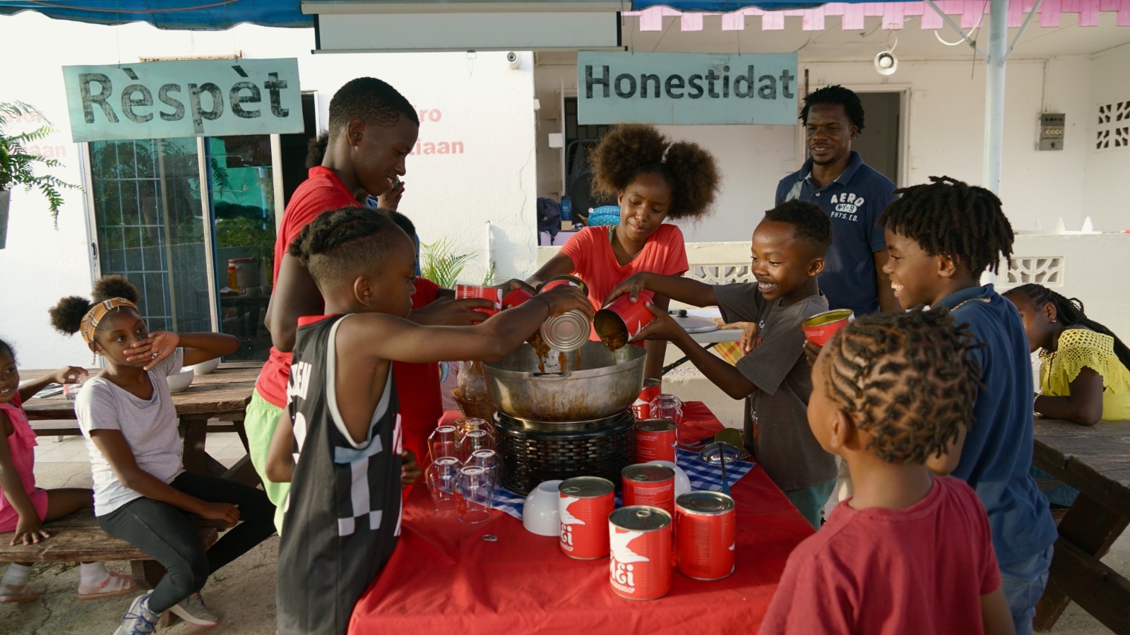 Kinderen maken vrijheidssoep op Fuik, Curaçao